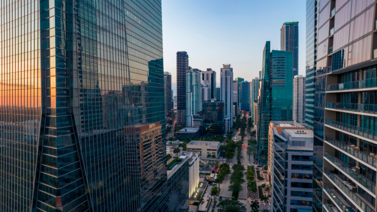 Centro financiero de Miami y rascacielos corporativos representando el crecimiento ejecutivo en Florida.